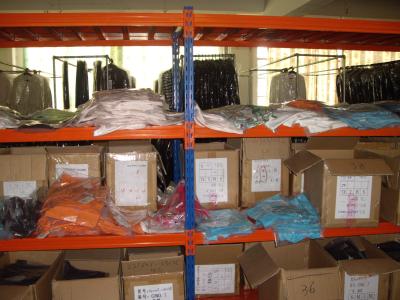 中国 方法衣服の貯蔵のための調節可能な多重レベル鋼板中型の義務の棚 販売のため