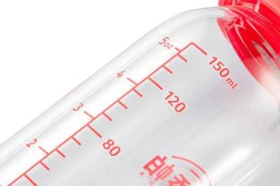 China Botella de alimentación de vidrio de borosilicato de 150 ml de alumno Botella de alimentación de silicona a prueba de fugas con aplicabilidad de agua hirviendo en venta