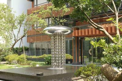 China Grande escultura exterior do jardim moderno, superfície de aço inoxidável da fonte lustrada à venda