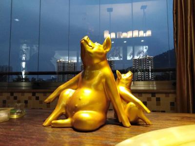 China Esculturas animales del metal de la pintura del oro, escultura pintada al aire libre del cerdo del metal en venta