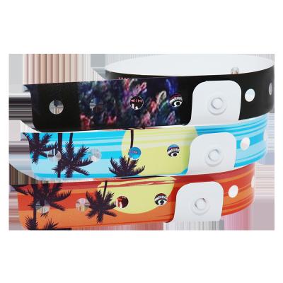 China Las pulseras de identificación de vinilo de PVC con logotipo personalizado Impresión de pantalla de seda de color púrpura duradero en venta