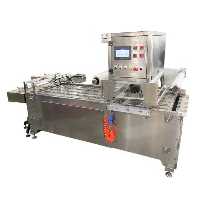 China Sistema de control PLC Máquina de embalaje de bandejas de alimentos 25-45 bandejas/min Sealer de alta velocidad en venta