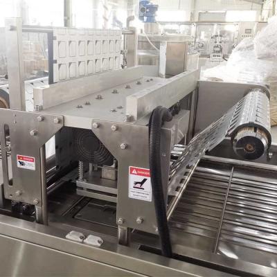 China Máquina de vedação de bandeja de vácuo de 3 fases 800-2800 bandejas/hora Máquina de embalagem de bandeja de refeições à venda