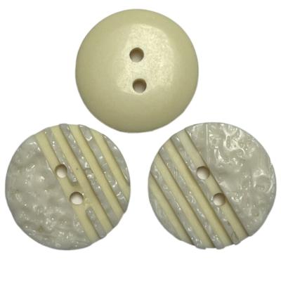 中国 ポリエステル不規則な表面2穴28Lの黄色色の模造貝ボタン 販売のため