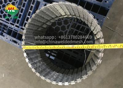 China O arame farpado BTO22 sanfona galvanizou o laço dobro material de aço com grampos 450mm à venda