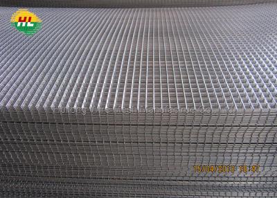 中国 正方形の50mm電流を通された溶接網の塀のパネルは、12ゲージ鉄条網のパネルを溶接した 販売のため
