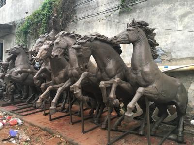 中国 The metal cast bronze horse sculpture combination is suitable for outdoor garden decoration 販売のため