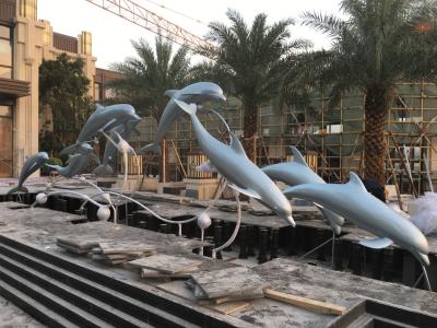 中国 ステンレス鋼のイルカのグループの金属動物はプールの装飾のスカイ ブルーのペンキを彫る 販売のため