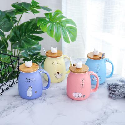 China Tazas creativas de la porcelana de las tazas de cerámica del té 3D del café de la leche con la cuchara de la tapa en venta