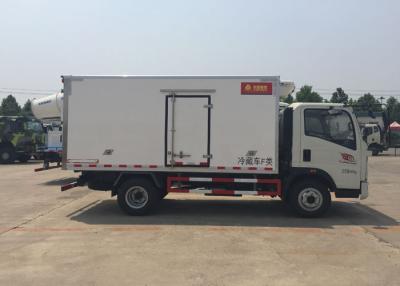 China Vegetables / Fruits Refrigerated Delivery Truck White 8 Tons with 140 HP Engine for sale
