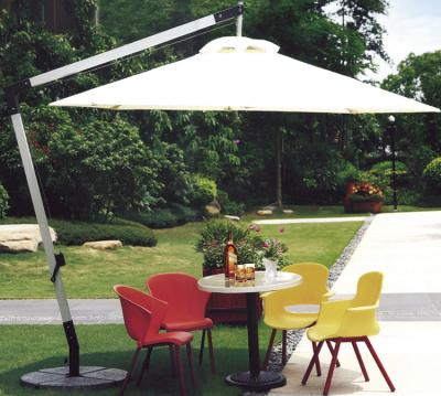 Chine parapluie beige de patio de 2.5M double, parapluie rond de compensation avec la base tournante de 360 degrés à vendre