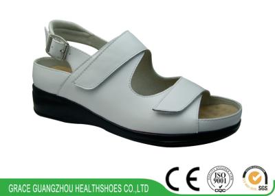 中国 レディース糖尿病性のフィートの 9816079 医学/移動性友好的な治療上の履物の Velcros のサンダル 販売のため