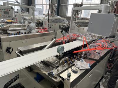 China Máquina de fabricación de paneles de techo de PVC de 250 mm a 400 mm 380V 3P 50HZ en venta