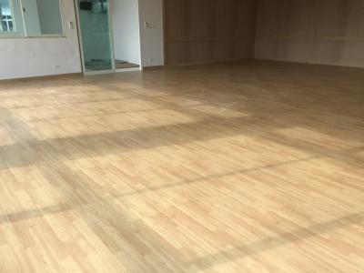 China 6mm PVC Sport Flooring Wooden Grain Pattern Dancing Room for sale