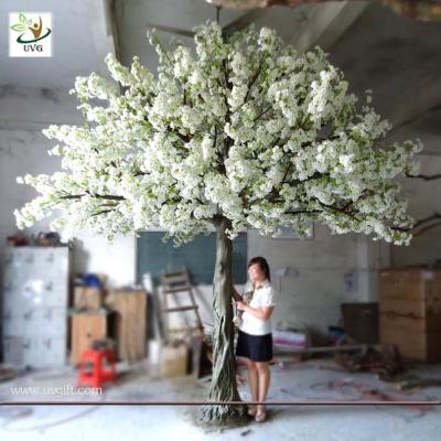 China UVG 4m Decorative artificial tree with white cherry blossoms for wedding stage decoration for sale