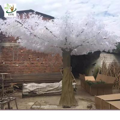 China UVG winter wedding ideas white banyan leaves fake white trees for stage decoration GRE059 for sale