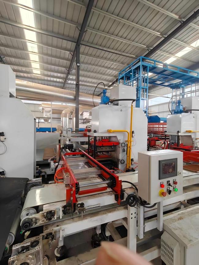 Automatic hydraulic clay roof tile press machine in operation