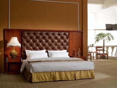 China White Platform Hotel Bedroom Furniture Sets With Oak Solid Wood Legs for sale
