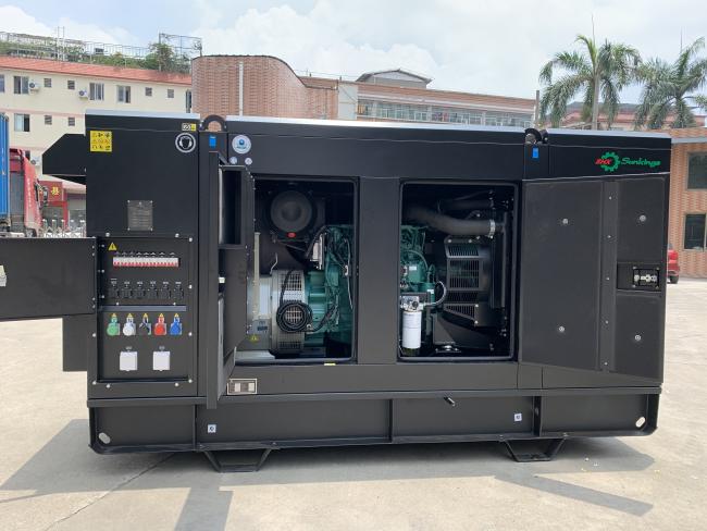 Internal components and control panel of the 500kW generator set
