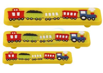 中国 注文の金属ハードウェア 128mm CC 黄色の子供のコーナーのアクリルの列車棒キャビネットの引きのハンドル 販売のため