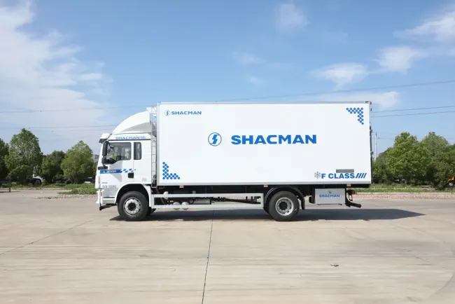 China Shcaman Cheap Price 4X2 Refrigerated Truck Freezer Truck Refrigerator Truck
