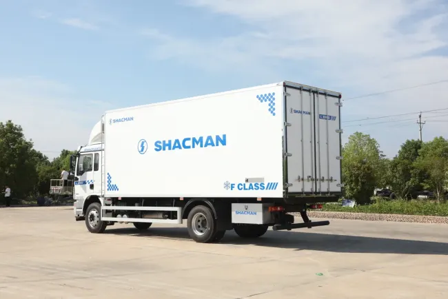 China Shcaman Cheap Price 4X2 Refrigerated Truck Freezer Truck Refrigerator Truck