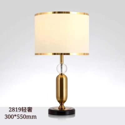 Chine Tissu à la maison AC110V Art Deco Style Table Lamps en métal de villa à vendre