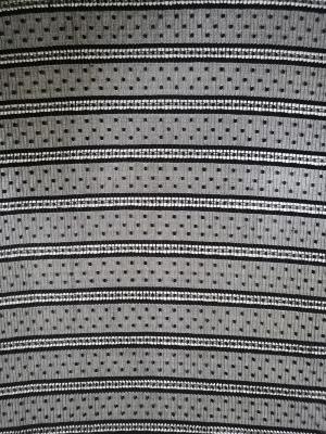 Chine 100 yards de polyester 100% plissant Mesh Dot Lace Fabric à vendre