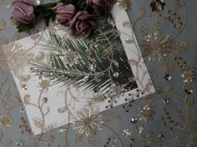 Chine La partie florale rose de paillette a perlé le tissu de broderie pour la robe de mariage à vendre