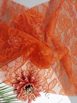 China La tela francesa delicada de nylon anaranjada del cordón de Chantilly para las mujeres se viste en venta