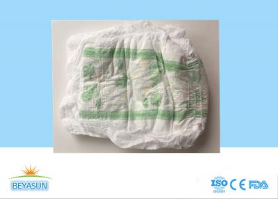 中国 使い捨て可能な赤ん坊の懸垂のおむつの極度の柔らかさの非編まれた生地の高い吸収剤SAP 販売のため