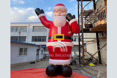 China Decoraciones inflables gigantes de la Navidad del bolso del regalo de Santa Claus With A al aire libre en venta
