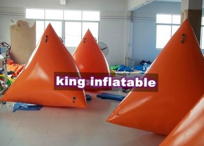 中国 水のための膨脹可能な三角形ポリ塩化ビニールの浮遊おもちゃ/オレンジ警報および広告のブイは駐車します 販売のため