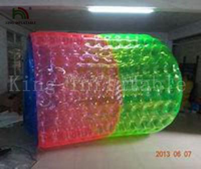 China Rojo y ponga verde el juguete inflable de la bola de juego del deporte acuático del rodillo inflable largo del agua de los 2.8m en venta