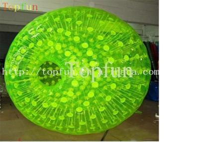 China Bola inflable brillante de Zorbing con el rodillo verde de la hierba del anillo en D en tierra en venta