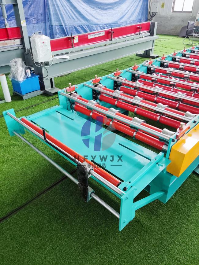 1040 Type Metal Corrugated Roofing Panel Roll Forming Machine - Operation View