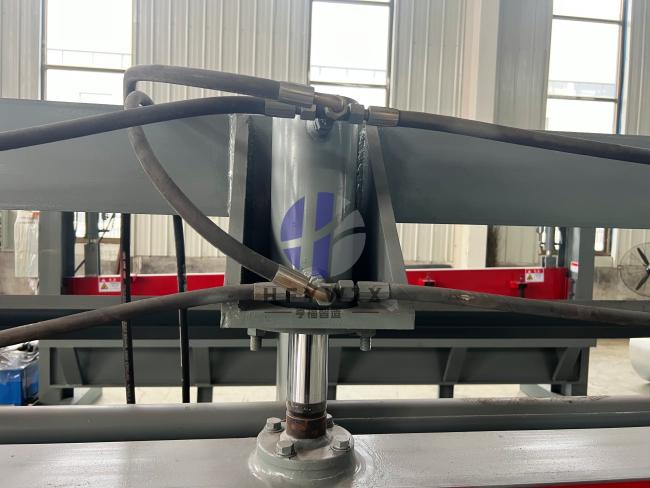 CNC hydraulic bending machine side view