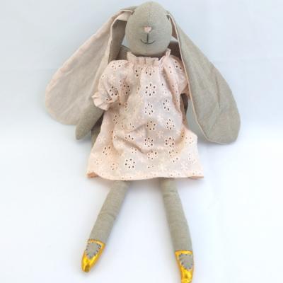 China Conejito de peluche suave de lino con vestido amigable con la piel para regalos de niñas en venta