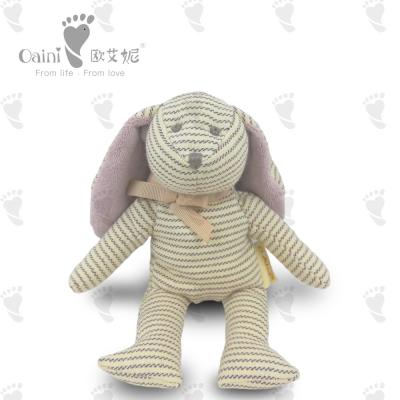 中国 縞で飾られたウサギの人形のPlushおもちゃはブラウンのバニーのぬいぐるみ21 x 15cmを示す 販売のため