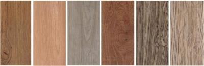 China la madera de capa ULTRAVIOLETA del suelo del tablón del PVC de 1.5m m grabó en relieve la mancha resistente en venta
