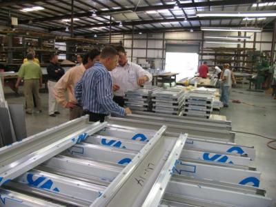 Китай Отсутствие полиэтиленовой пленки выпарки 200m клея 1450mm алюминиевой для почищенной щеткой алюминиевой плиты продается