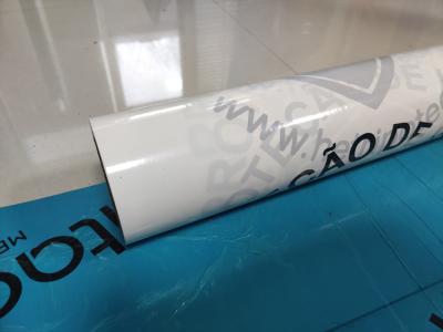 China 500m m película blanca de 45 micrones que imprime la película de bloqueo ULTRAVIOLETA de la protección del vidrio de la ventana del logotipo en venta