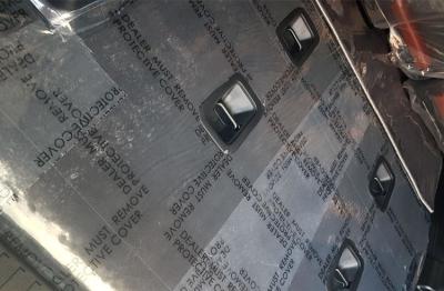 China a caixa plástica pegajosa do protetor do tapete do auto filme da proteção do tapete 4mil embalou à venda