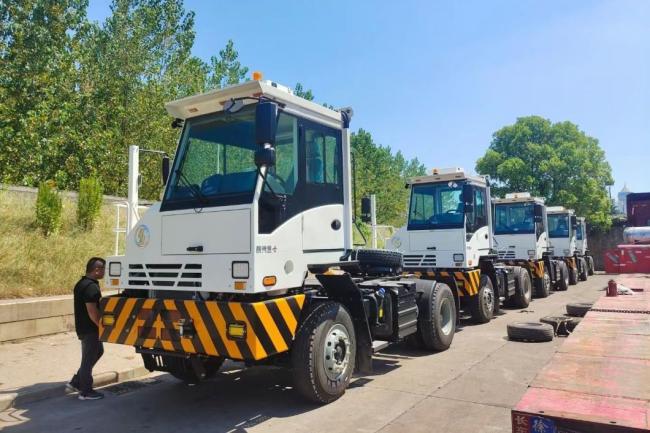 Low-Power Diesel, Alternative Electric Motor Lifting Fifth-Wheel Terminal Tractor with Automatic Transmission