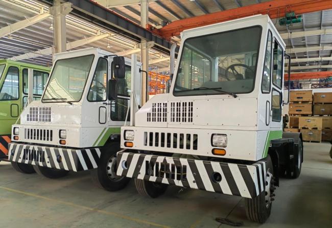 China Yard Jockey/ Yard Spotter/ Hostler/Mule/Terminal Truck for Towing/Hauling Terminal Semi Trailer