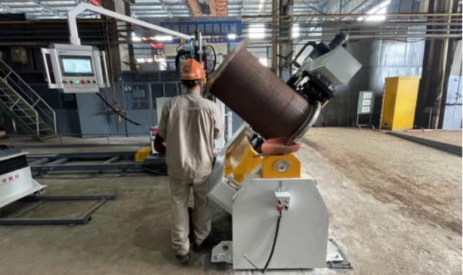 LM-28 Roller-Type Pipe Rotary Welding Machine in operation