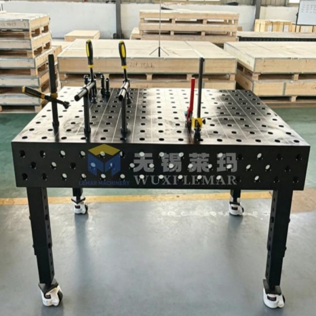 Welding table height adjustment mechanism