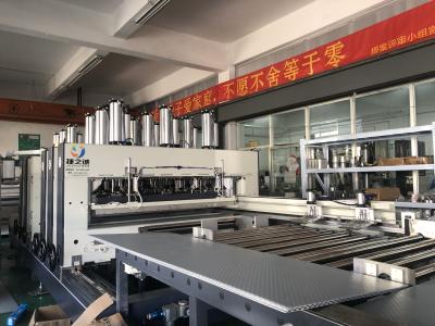 China <p>Máquina de fabricación de cajas de plástico totalmente automática para paneles de panal de abejas de 6 mm-12 mm</p> en venta