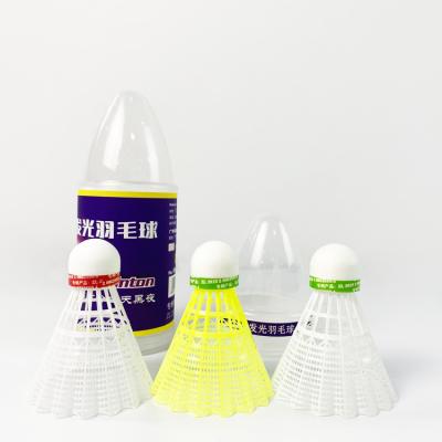 中国 LEDのバドミントンのShuttlecockナイロン4pcsのパッケージの白い泡立ったコルクのナイロン葉をつけること 販売のため