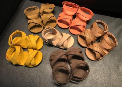 中国 Nubuck牛革十字のステッチは幼児の夏の靴を紐で縛ります 販売のため